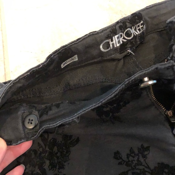 2/1 Cherokee Girls Black Floral Skinny Jeans Size 16 - Picture 2 of 5